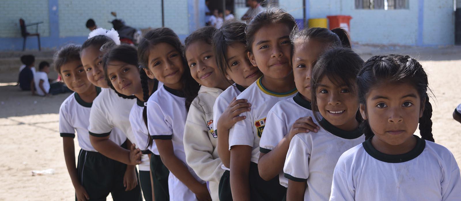 Niñas formando una fila en un patio